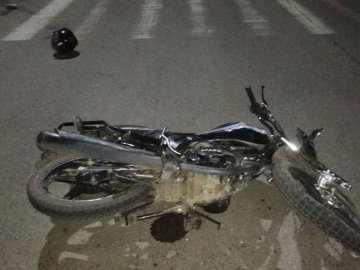 На Волині ВАЗ  зіткнувся з мотоциклом: постраждала 19-річна пасажирка двоколісного