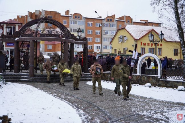 У Володимирі навколішки зустріли полеглого воїна Олександра Савюка