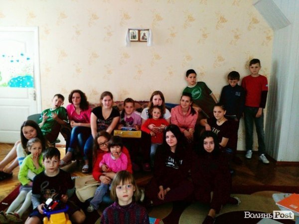 Активісти навідались у дитячий притулок. ФОТО