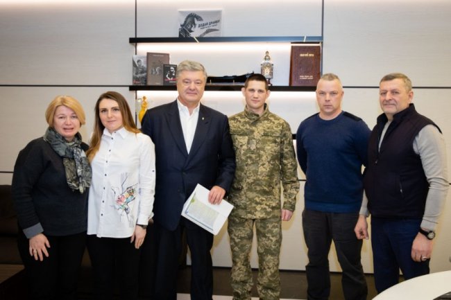 Порошенко купив квартиру військовому, який пробув у полоні 5 років