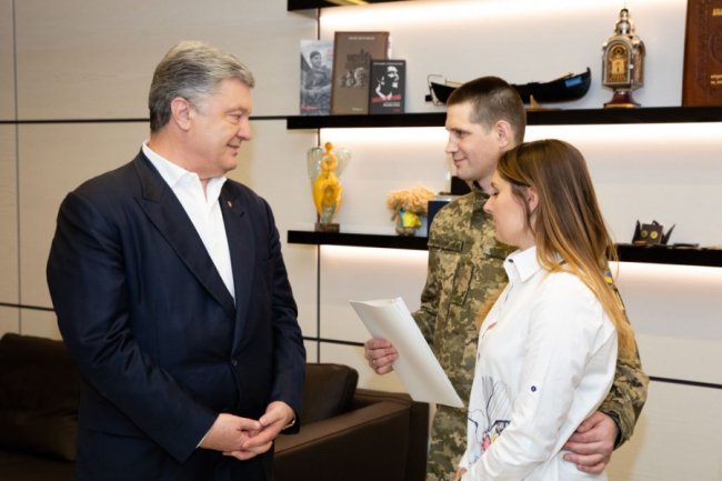 Порошенко купив квартиру військовому, який пробув у полоні 5 років