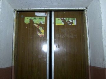 У Луцьку патрульні визволили з ліфта юнаків