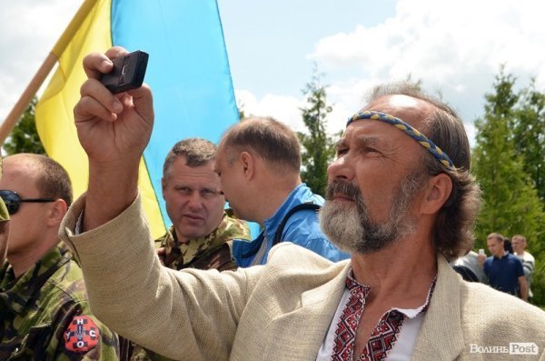 Чимало людей фіксують подію на телефони, планшети, фотокамери й дуже тим тішаться