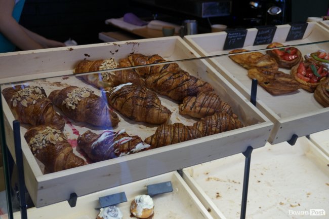 У Луцьку відкрилася кав'ярня, де можна поспостерігати за процесом випікання хліба. ФОТО