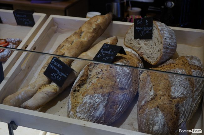 У Луцьку відкрилася кав'ярня, де можна поспостерігати за процесом випікання хліба. ФОТО