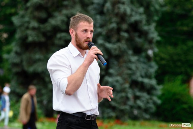 Людей було мало, але прийшли патріоти: у Луцьку відбулася акція «Мова об'єднує». ФОТО