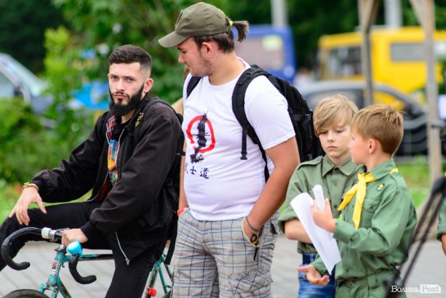 Людей було мало, але прийшли патріоти: у Луцьку відбулася акція «Мова об'єднує». ФОТО