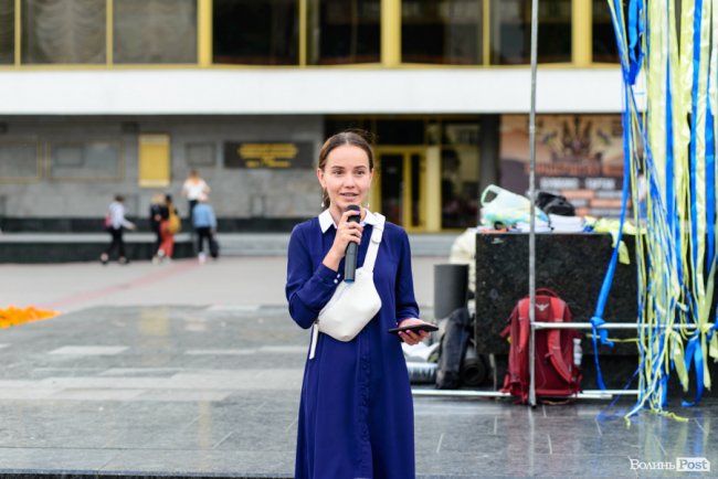 Людей було мало, але прийшли патріоти: у Луцьку відбулася акція «Мова об'єднує». ФОТО