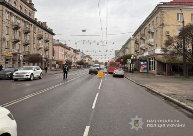 Автівка збила двох людей на переході в центрі Луцька