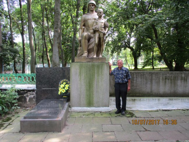 Українець через 73 роки знайшов на Волині могилу батька