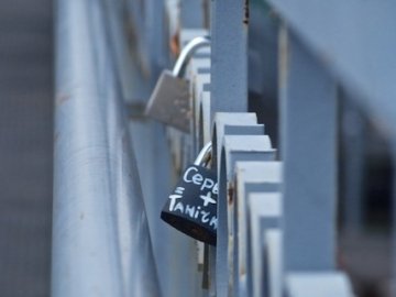 «Міст Кривицького» у Луцьку перетворюють у «міст кохання». ФОТО