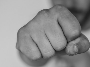 На Рівненщині чоловік побив військового, коли той намагався вручити повістку