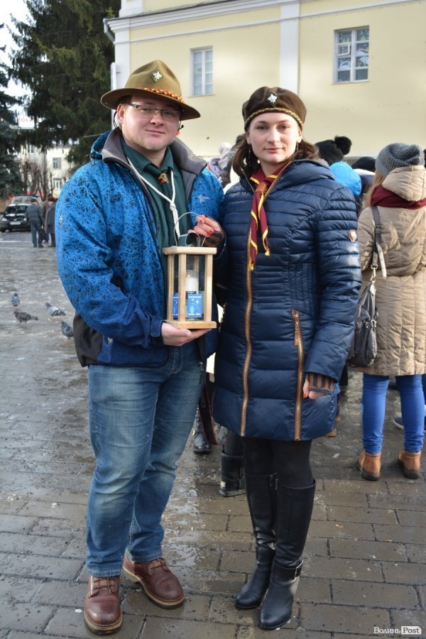 Лучанам передали Вифлеємський вогонь миру. ФОТО. ВІДЕО