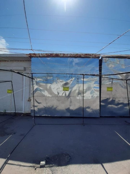 Територію, де мала б бути парковка, у Луцьку використовують як ринок