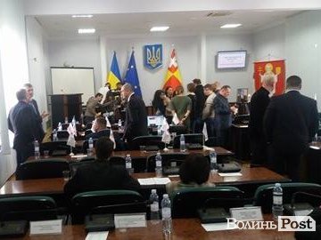 Луцькі депутати вже 2 години не можуть почати працювати