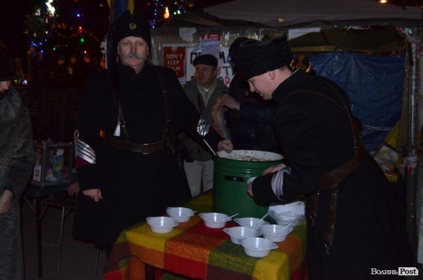 Щедрування на Євромайдані в Луцьку: фаєр-шоу, політичний вертеп і танці. ФОТО
