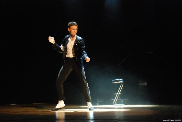 Танці пам’яті Майкла Джексона у Луцьку. ФОТО