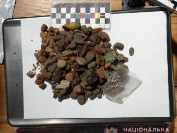 Під час обшуків вдома у волинян знайшли бурштин, кастет та марихуану 