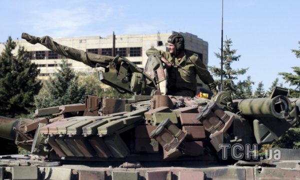 З'явилися фото, як бойовики «ЛНР» відводять танки від лінії фронту