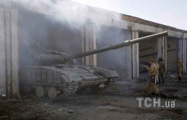 З'явилися фото, як бойовики «ЛНР» відводять танки від лінії фронту