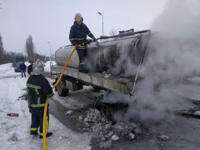 На Волині посеред дороги загорівся молоковоз. ФОТО. ВІДЕО