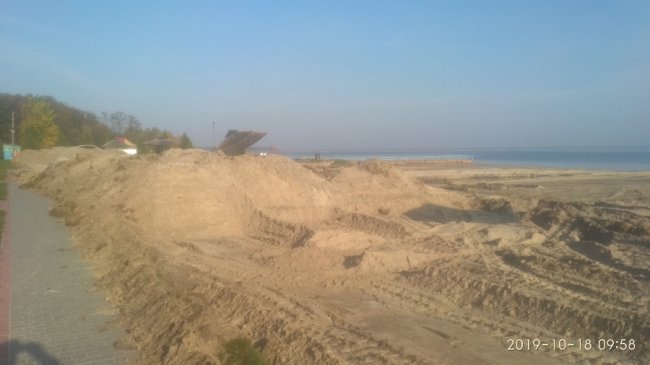 Невідомі екскаватором копали пісок з озера Світязь. ФОТО