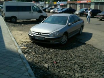 У Луцьку біля ринку після ремонту залишили пошкоджені бруківку та асфальт