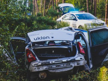 Смертельна аварія у Києві: таксі протаранило стовп і злетіло в кювет. ФОТО