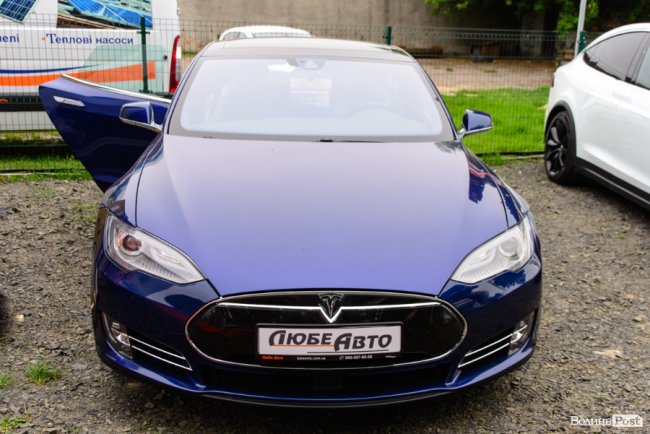 У Луцьку відкрили перший сервіс з продажу електромобілів*