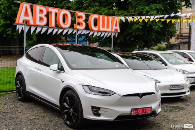 У Луцьку відкрили перший сервіс з продажу електромобілів*