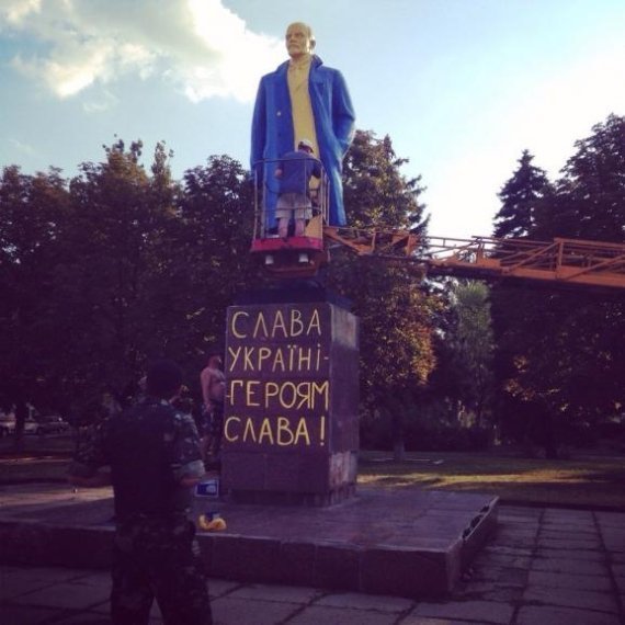 На Донеччині Леніна розфарбували в патріотичні кольори. ФОТО