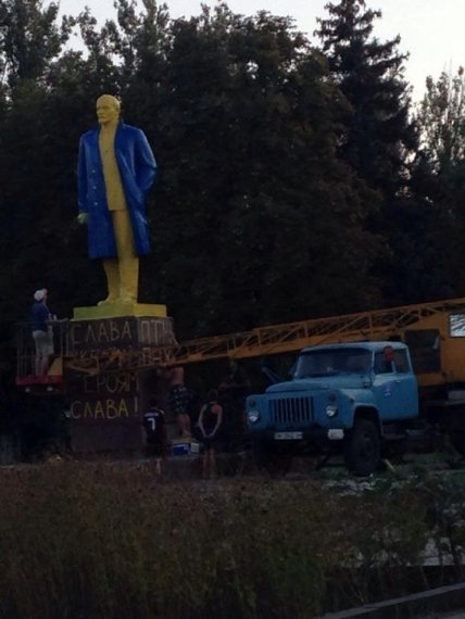На Донеччині Леніна розфарбували в патріотичні кольори. ФОТО