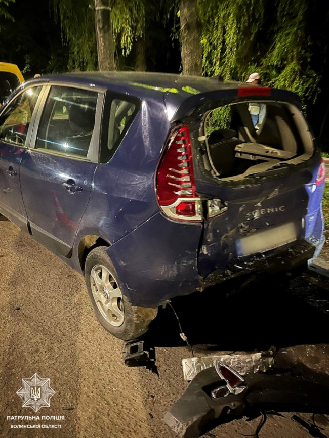 У Луцьку водій скоїв ДТП та пошкодив три припарковані авто. ФОТО