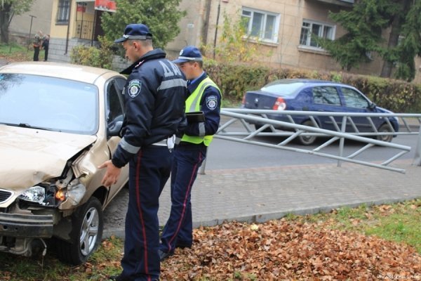 Аварія в Луцьку: авто протаранило паркан біля школи. ФОТО. ВІДЕО