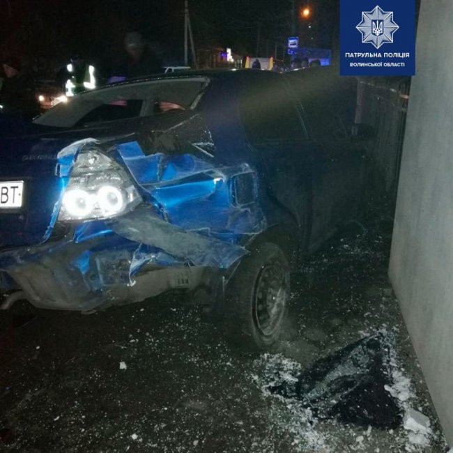 У Луцьку п'янючий водій влетів в електроопору і дивом не скалічив себе та свого сина