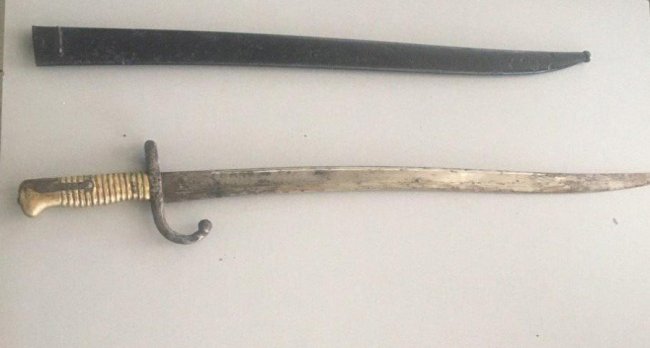 В автобусі «Варшава–Луцьк» намагалися провезти з Польщі старовинні монети і ніж