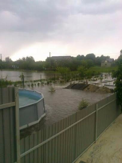 У селі Луцького району прорвало дамбу і затопило житлові будинки. ФОТО