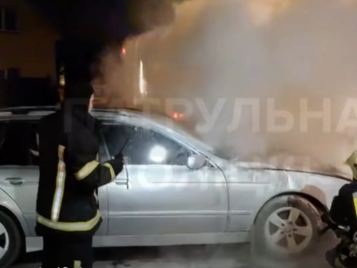 У місті на Волині горів автомобіль. ВІДЕО