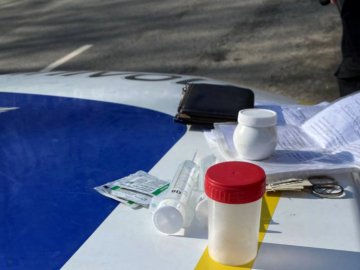 У Луцьку пішохода зупинили через порушення ПДР, а виявили, ймовірно наркотики