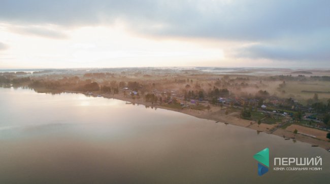 Опублікували фото оповитого туманом Світязю з висоти пташиного польоту