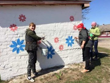 «Україна починається із кожного з нас»: у селі на Волині розмалювали  зупинку 