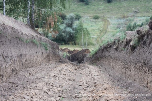 Прикордонники своїми силами зводять «стіни Коломойського». ФОТО