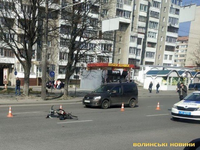 У Луцьку на Соборності «беха» збила велосипедиста. ФОТО