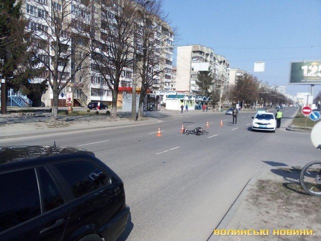 У Луцьку на Соборності «беха» збила велосипедиста. ФОТО