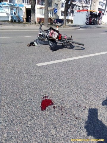 У Луцьку на Соборності «беха» збила велосипедиста. ФОТО
