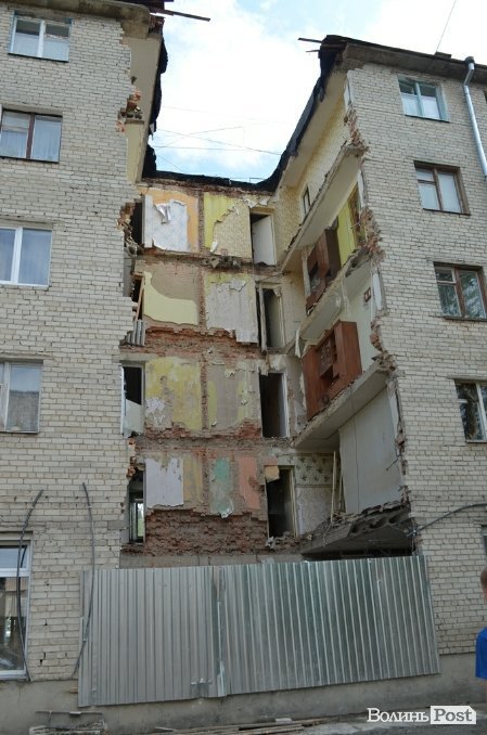 З будинку, що обвалився, виселяють людей