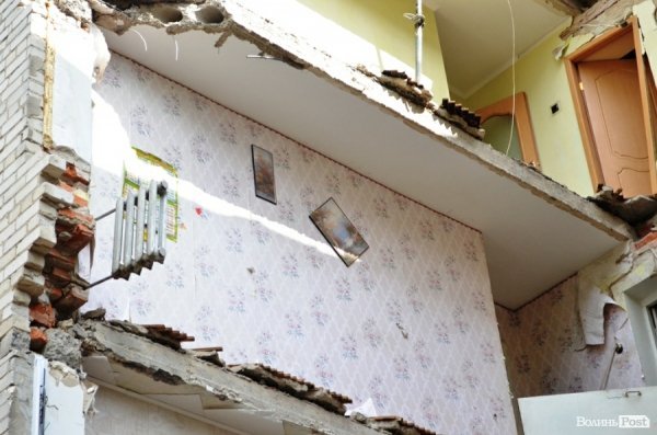 З будинку, що обвалився, виселяють людей