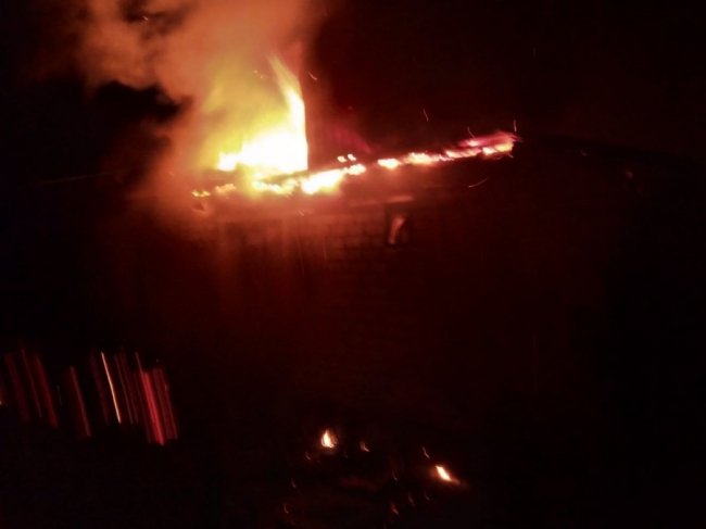 У селі на Волині посеред ночі палав дах будинку пенсіонера. ФОТО