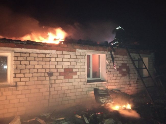 У селі на Волині посеред ночі палав дах будинку пенсіонера. ФОТО