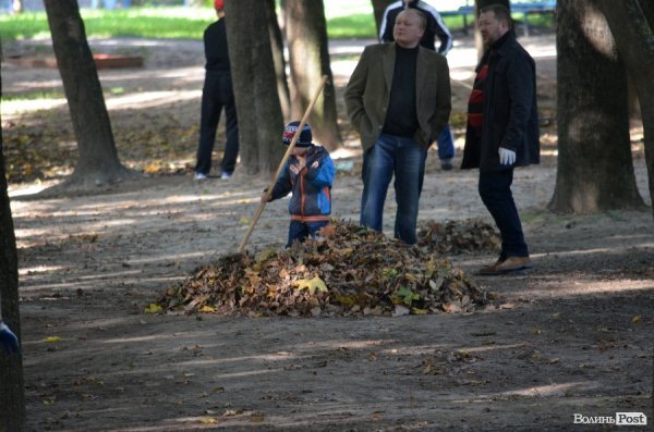 Лучани винесли 150 мішків сміття з скверу Героїв Майдану. ФОТО 